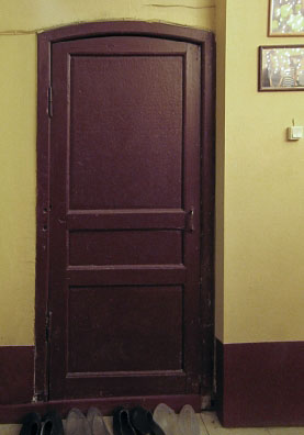 Дверь до росписи в гостинице. Санкт-Петербург