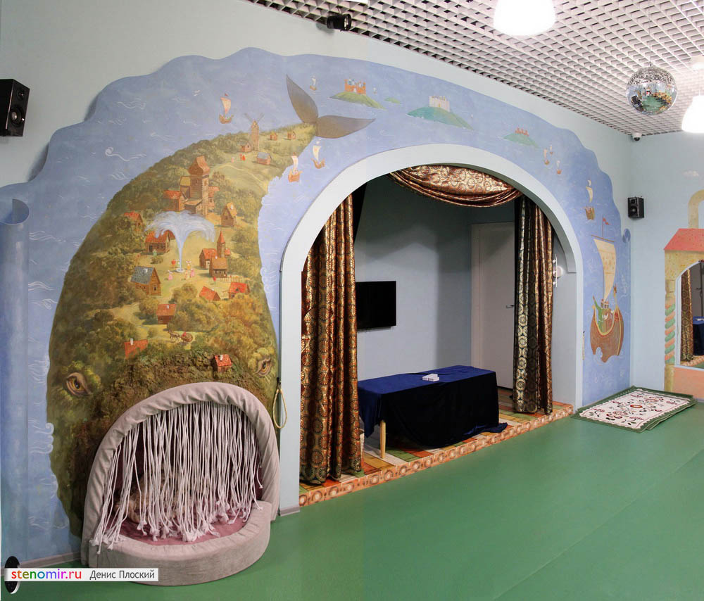 детский театр с нарисованным китом и морем