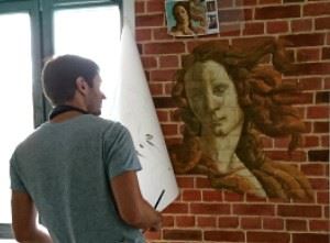 Рисунок на кирпичной стене с изображением портрета Венеры в очках