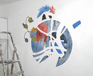 абстрактный рисунок с цветами и космосом на стене в спальной комнате