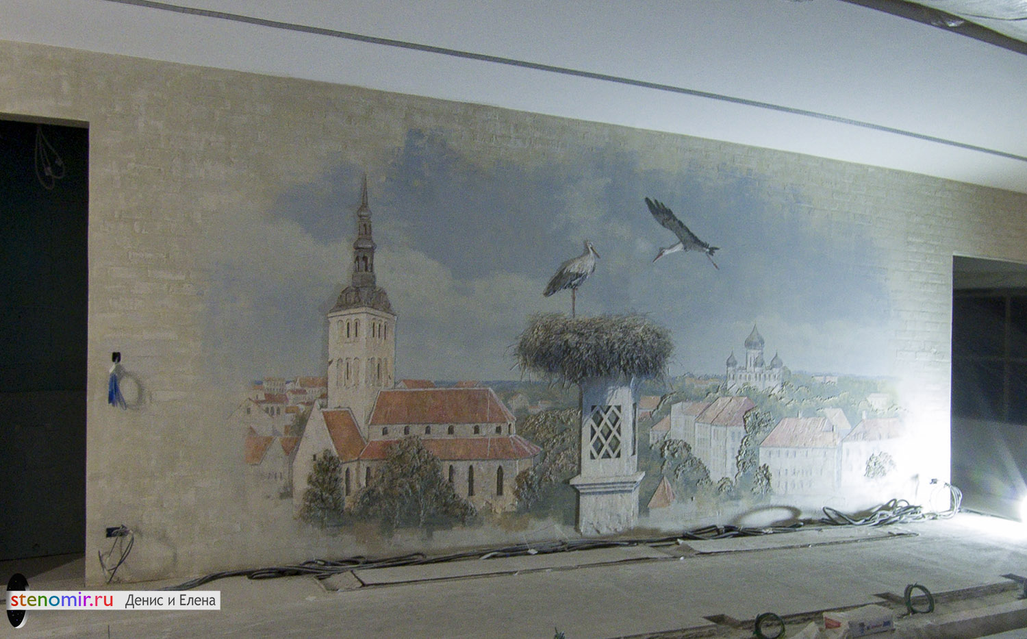Виды Таллина на стене. Роспись с барельефом.