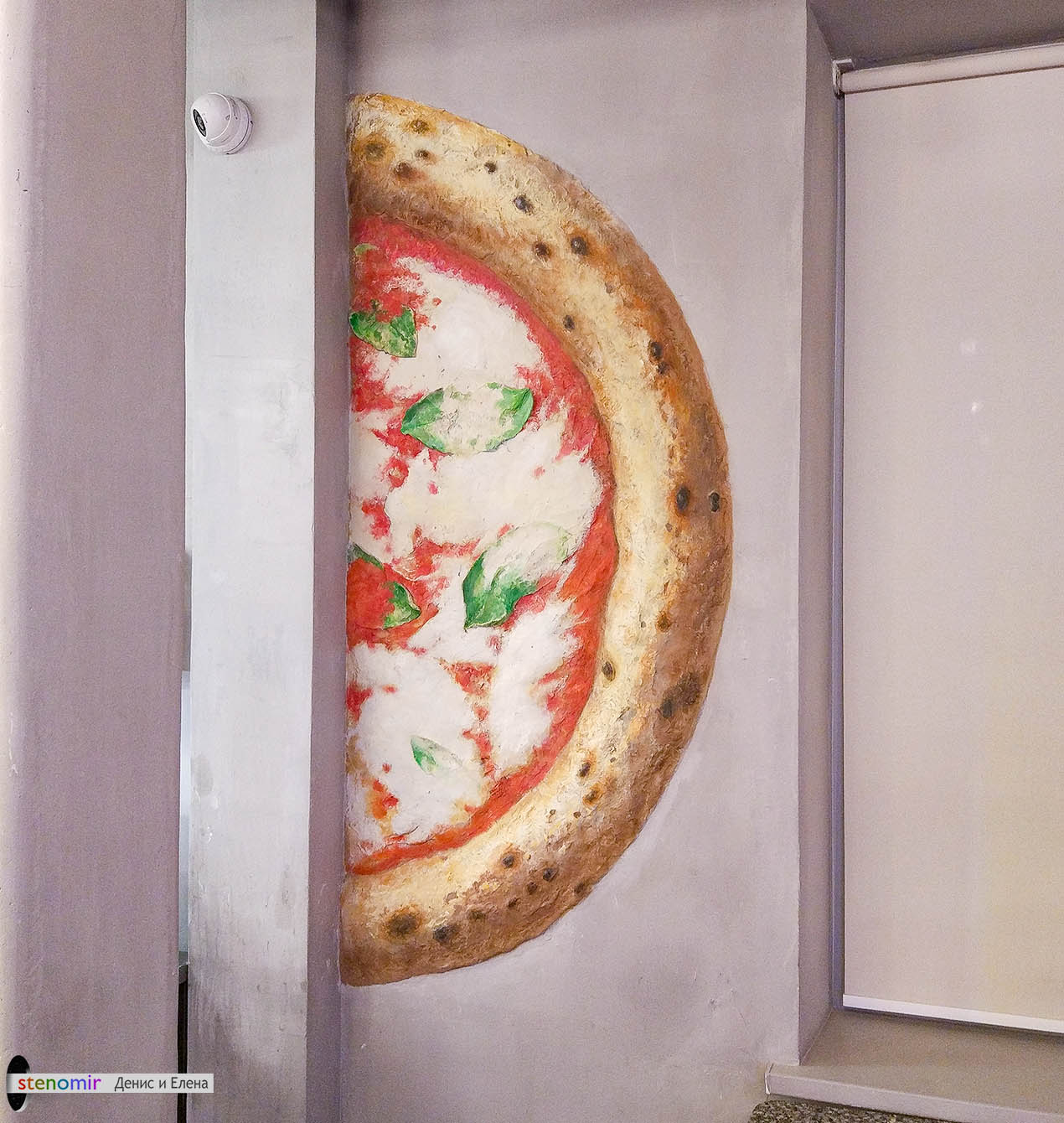 объемная большая пицца на стене кафе сделана в виде барельефа из гипса и расписана акриловыми красками