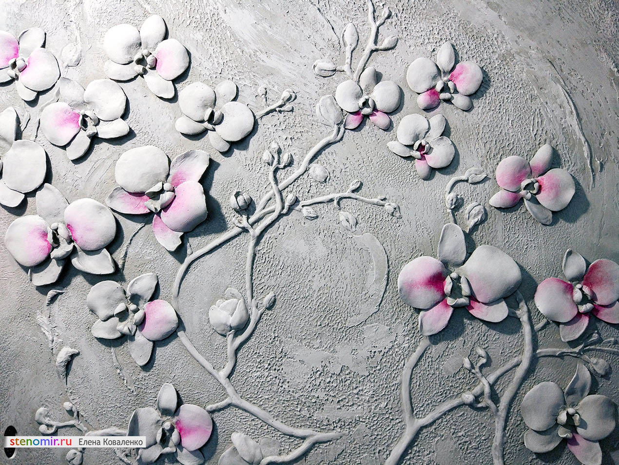 фрагмент панно с ветками, бутонами и цветами орхидеи