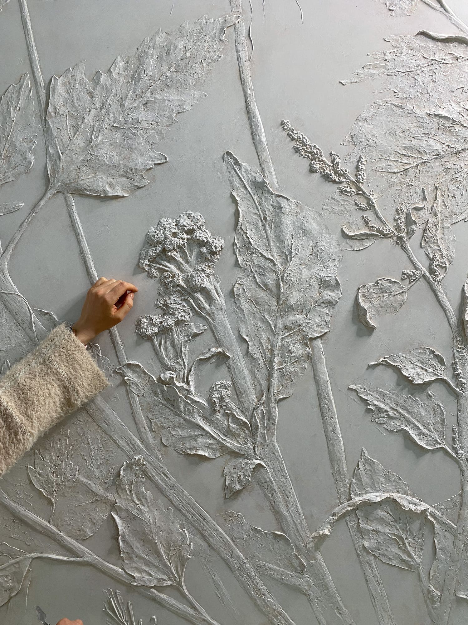 Ботанический барельеф на стене - цветы из шпаклевки