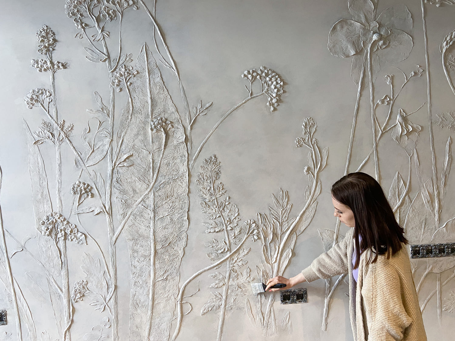 Ботанический барельф на стене - растения и цветы на стене