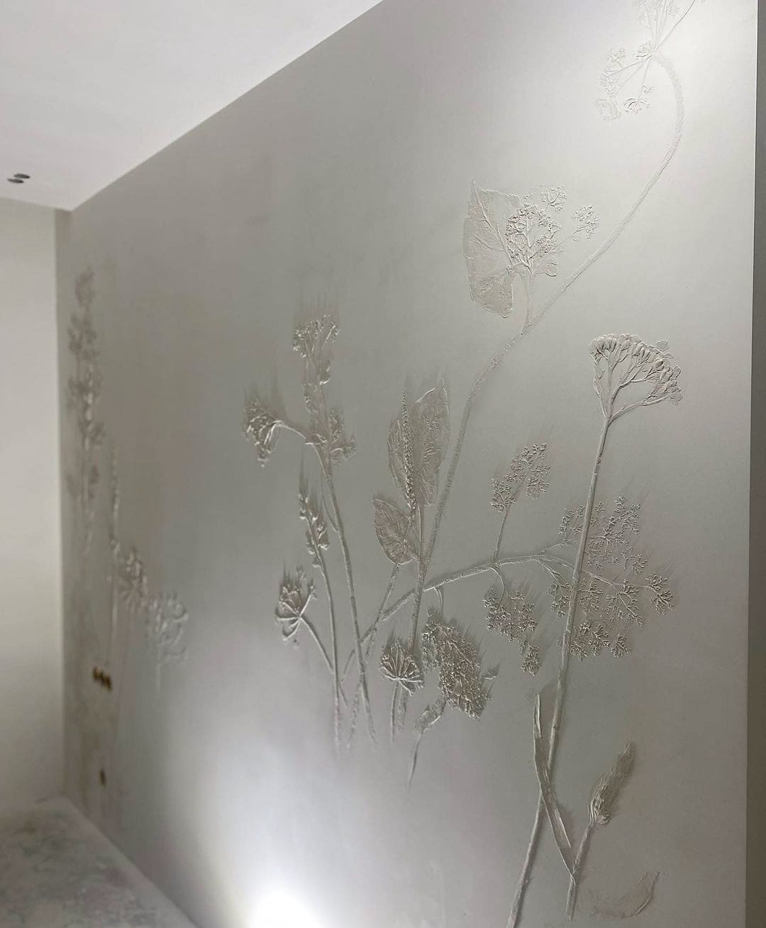 Ботанический барельеф на стене в спальне