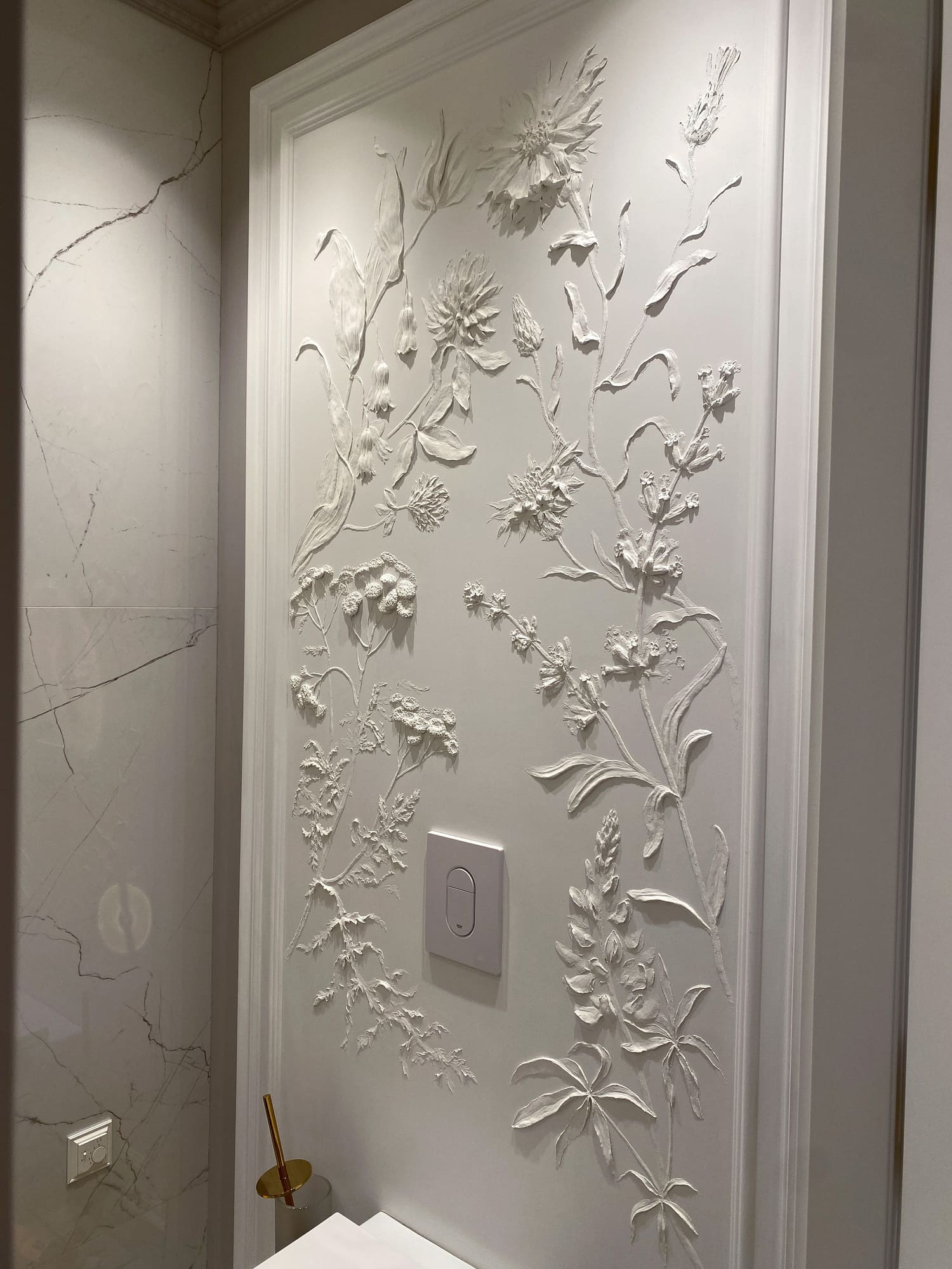 Декор стены в санузле - барельеф с цветами и растениями