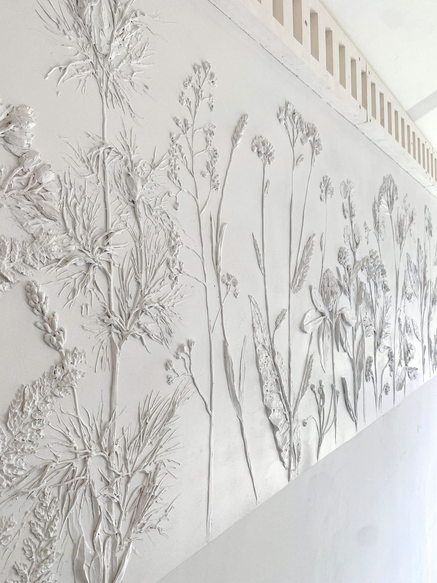 Декор стен интерьера растениями и цветами