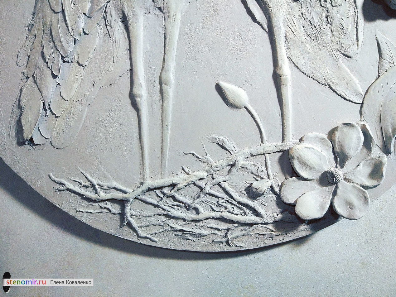 гнездо аистов с цветами - фрагмент панно на заказ