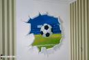 Рисунок с дырой в стене и футбольным мячом