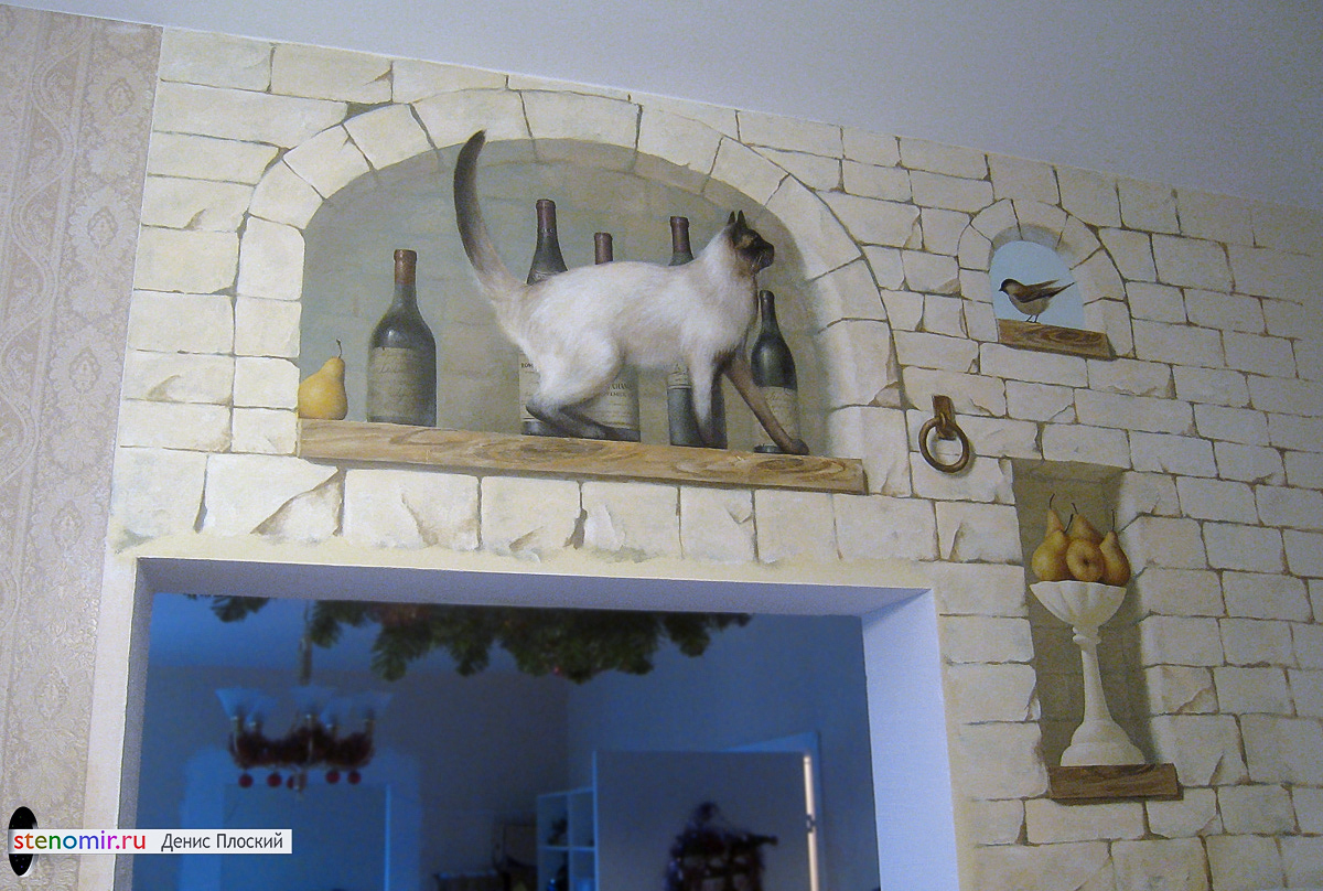 Кошка на стене кухне в нише среди бутылок