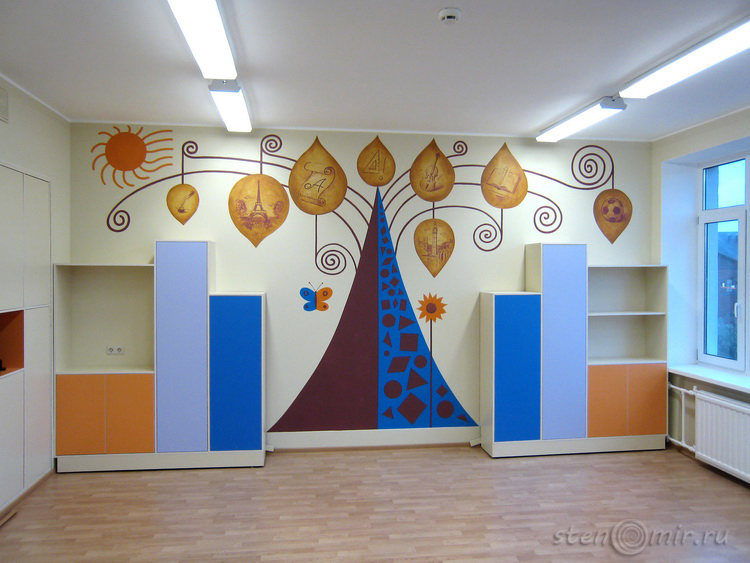 Рисунок дерева на стене школы