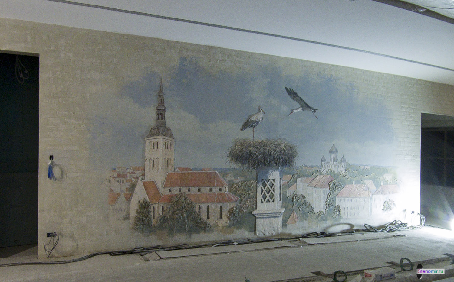 роспись стены в Москве с небольшим рельефом